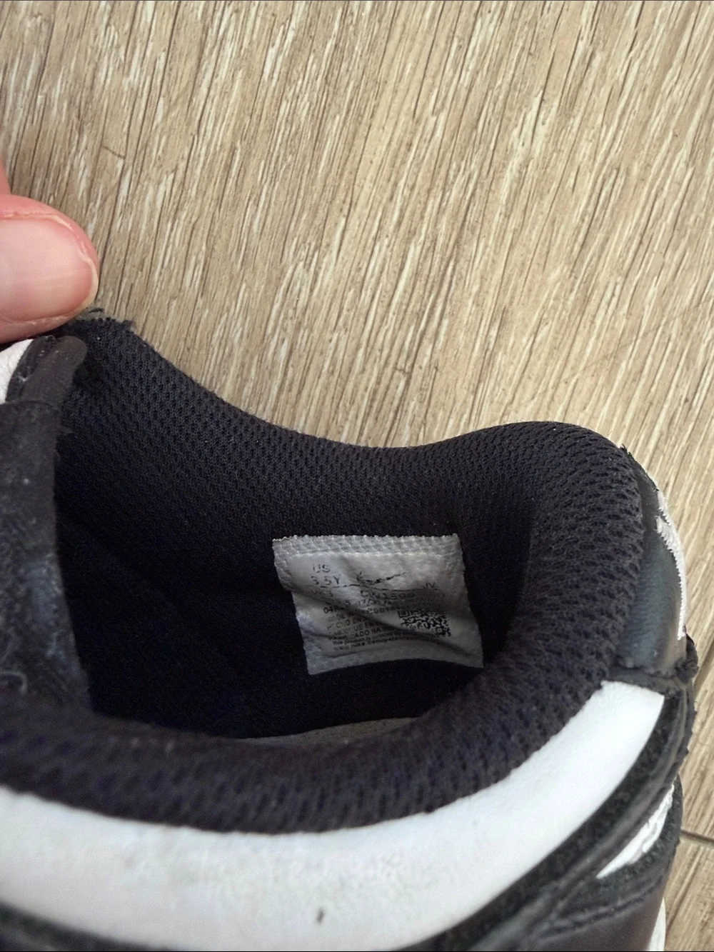Youth Nike Low-Top Sneakers in Black and White Pandas